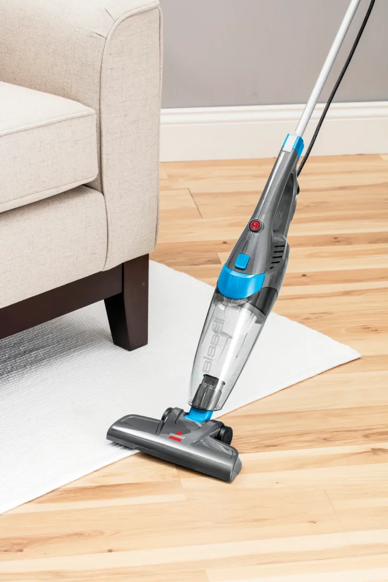 Bissell Featherweight Pro Eco käsitolmuimeja puhastamas diivanit