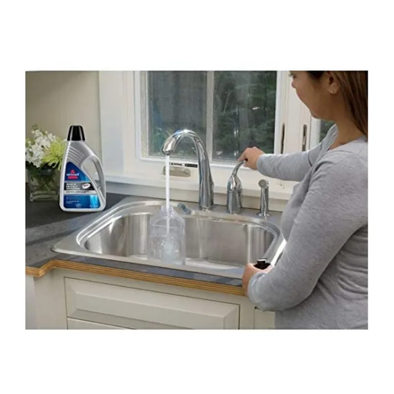 Vaibapuhastuse pesuvahend 1500 ml köögipinnal ja naine kraani juures