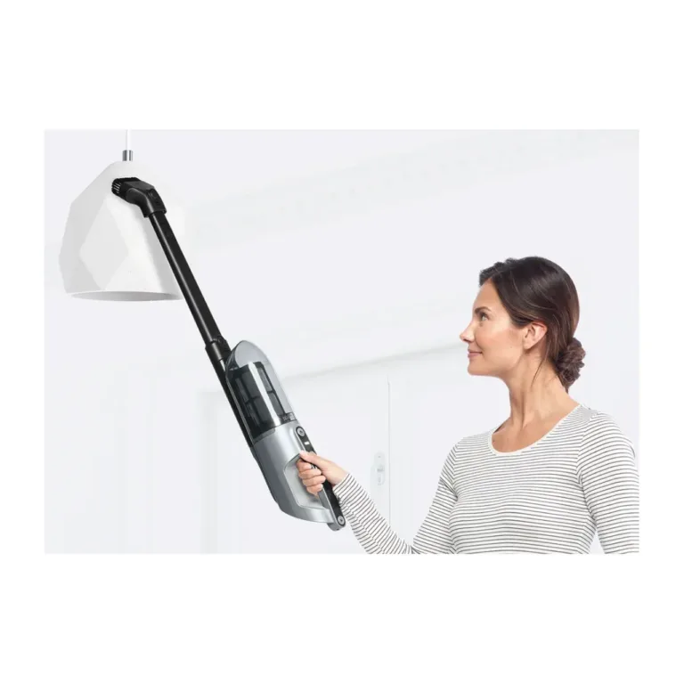 Bosch käsitolmuimeja puhastab tooli istet
