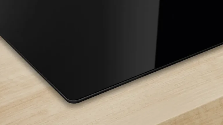 Bosch must keraamiline pliidiplaat 60 cm, töötab elektriga