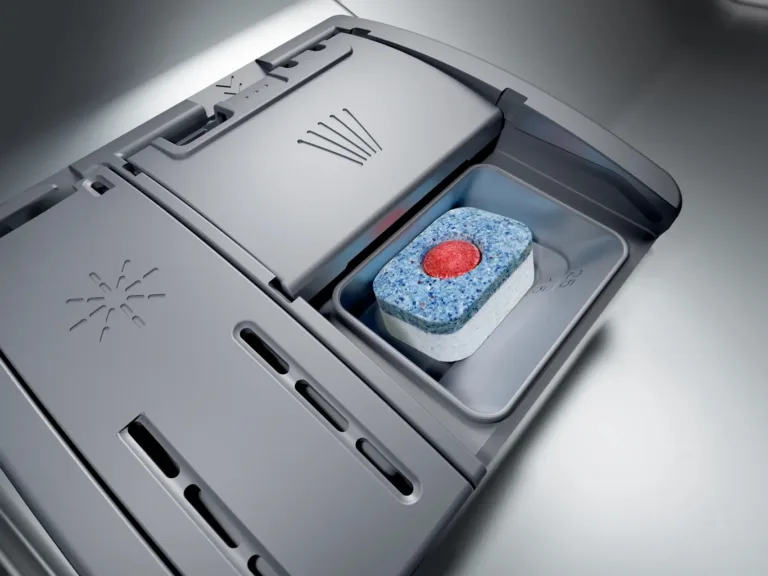 Bosch nõudepesumasin avatud ukse ja tühja sisemusega