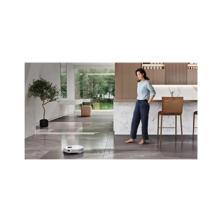 Ecovacs DEEBOT T9+ puhastab vaipa inimeste juuresolekul