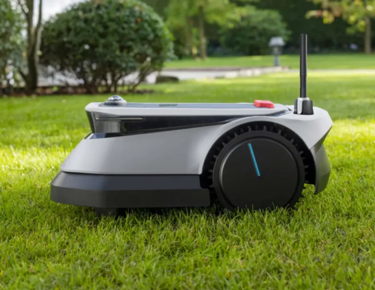 robotniiduk Ecovacs GOAT G1-800 laadimisjaamas hall