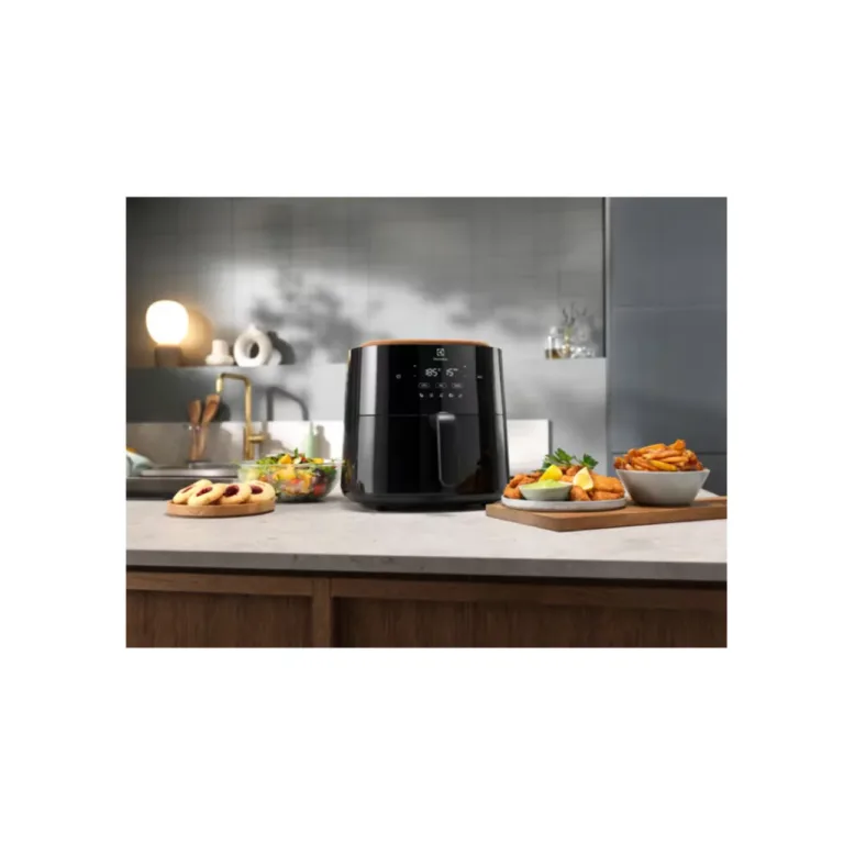 must Electrolux kuumaõhufritüür 5l eestvaates ekraani ja nuppudega