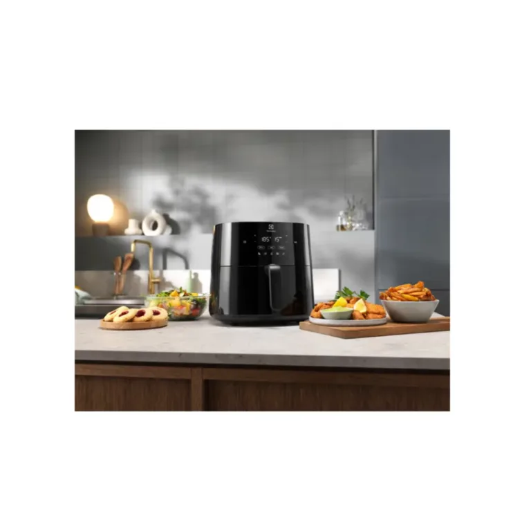 must Electrolux kuumaõhufritüür 5l köögis valmis toitudega