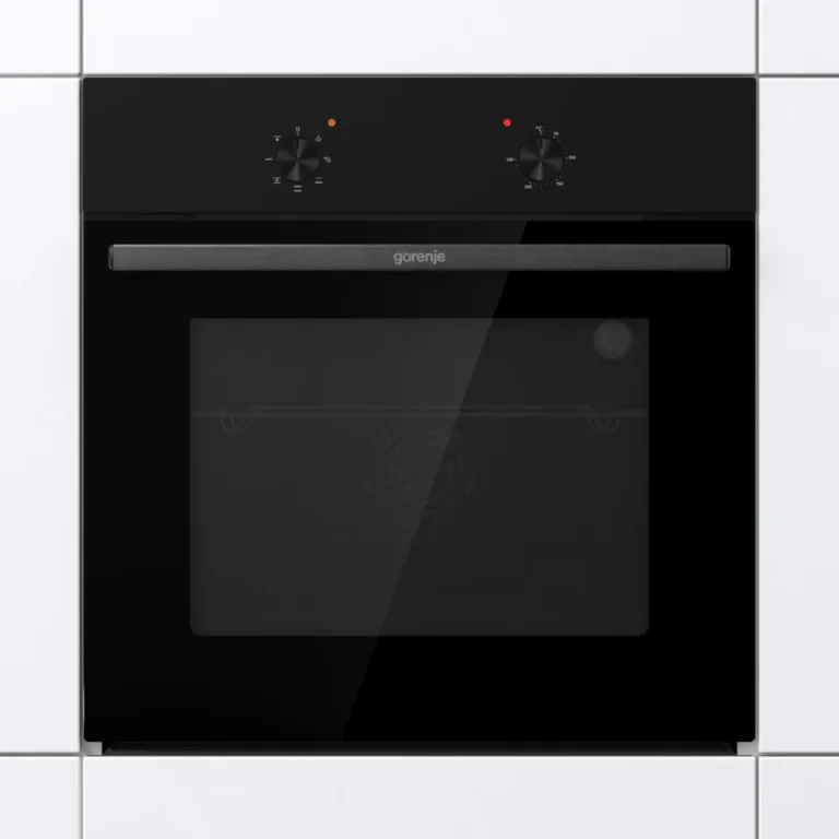 Gorenje BO6615E01B must elektriahi külgvaates köögis