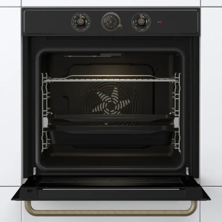 Gorenje must sisseehitatav ahi diagonaalvaates köögis