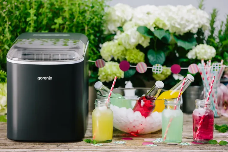 must Gorenje jääkuubikumasin aialaual koos jookidega