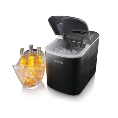 must Gorenje jääkuubikumasin täis jääkuubikuid laual