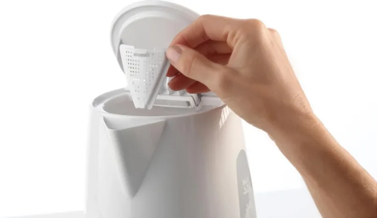 valge elektriline veekeetja 1.7 l Gorenje K17WE põhja ja alusega
