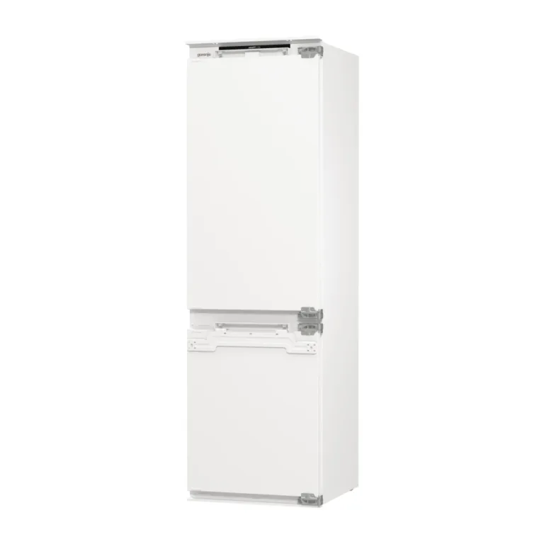 Gorenje külmik avatud uste, tühja interjööri ja LED ekraaniga