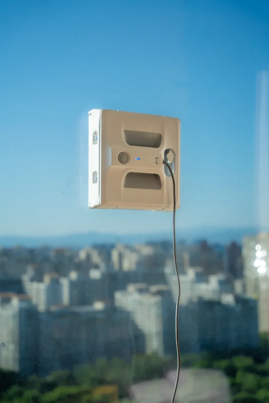 HUTT A1 valge juhtmega aknapuhastusrobot 6000 Pa imemisvõimsusega – 3