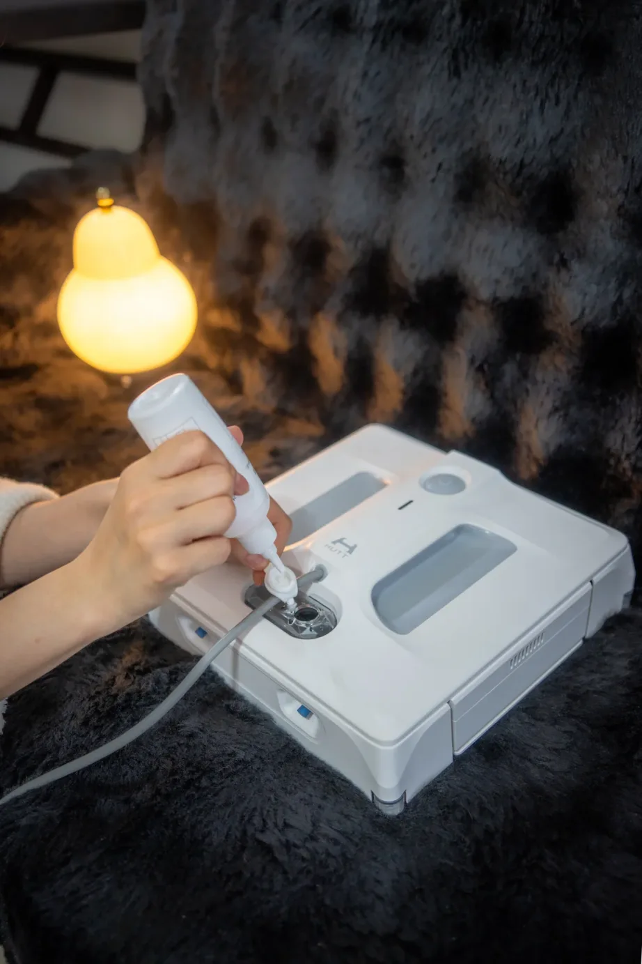 HUTT A1 valge juhtmega aknapuhastusrobot 6000 Pa imemisvõimsusega – 8