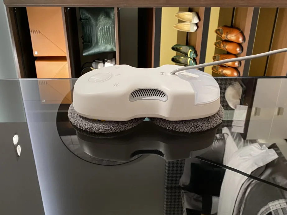 HUTT C65 valge juhtmega aknapuhastusrobot 3800 Pa, 0,08 l veepaak, kaugjuhtimispuldiga – 6