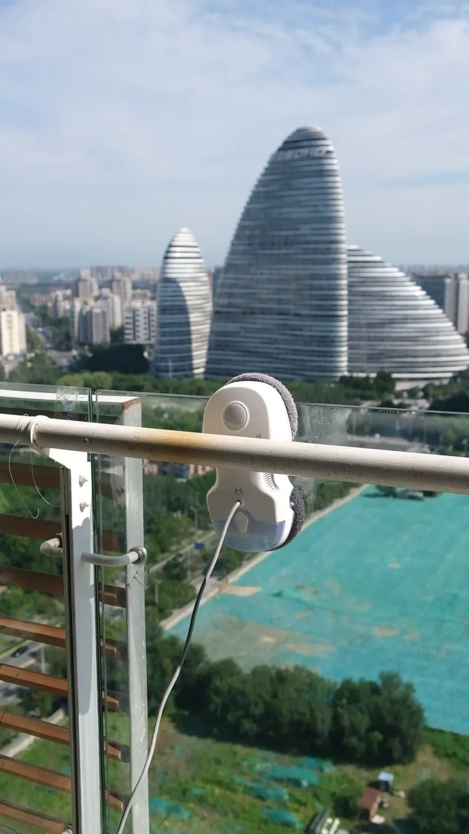 HUTT C7 juhtmega valge aknapuhastusrobot, 5500 Pa, lai veepihustus – 7