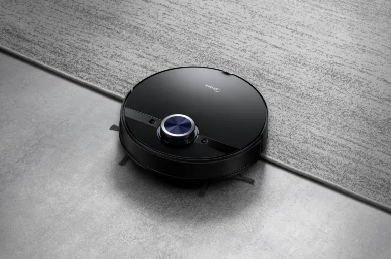 Midea S8+ robot tolmuimeja külgvaade koos tühjendusjaamaga