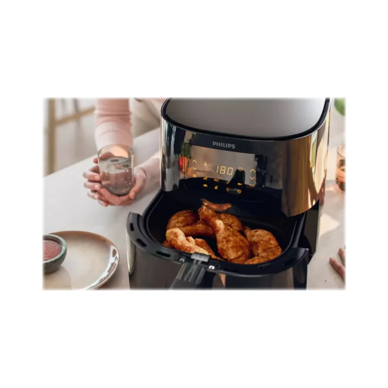 Philips Airfryer XL must avatud korvis kana ja köögiviljad