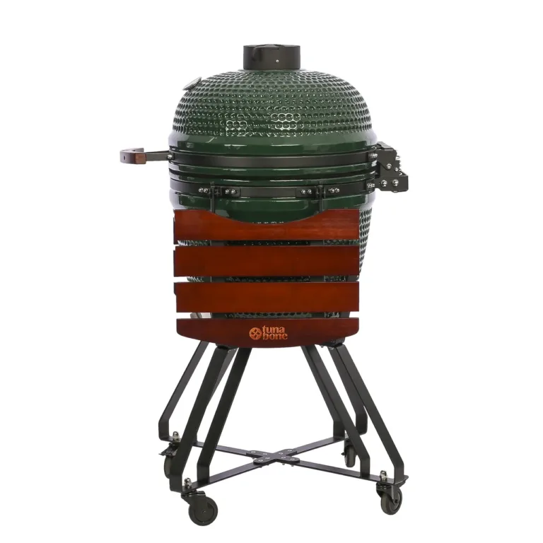 Grill keskjoonduatud eestvaates, valge taust, symmeetriline, kõik detailid selged, väga hea peapilt.