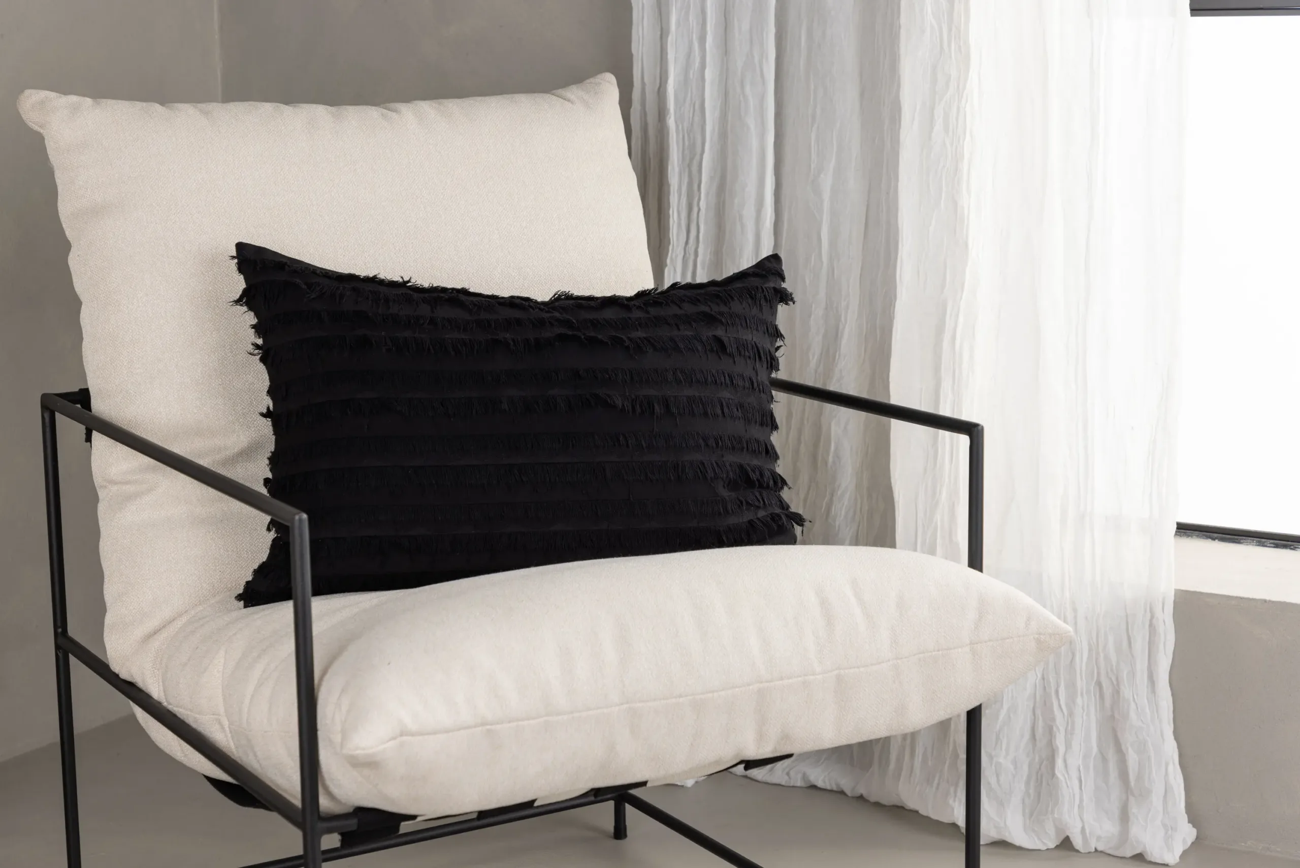 Must puuvillane dekoratiivpadjakatte Edith 40 × 60 cm - 16070-500