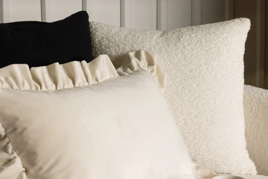 Valge sametine dekoratiivpadjakate Hailey volangservaga, 40×60 cm, 17007-501 – 6