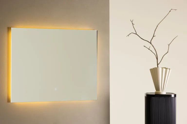Puutetundliku LED-valgustusega hõbedase viimistlusega Bridgeporti klaaspeegel 90 × 70 cm - 59176-331
