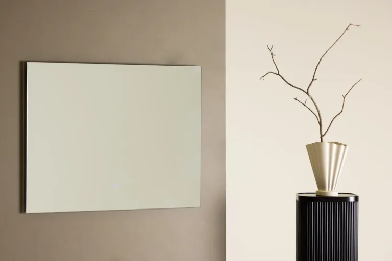 Puutetundliku LED-valgustusega hõbedase viimistlusega Bridgeporti klaaspeegel 90 × 70 cm - 59176-331