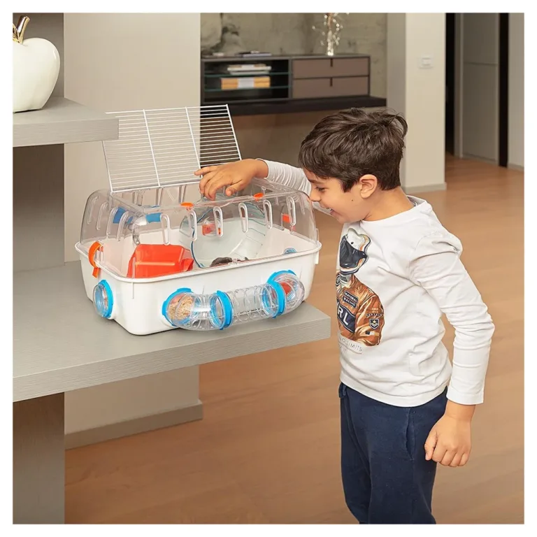 Laps hoolitsemas Ferplast Combi 1 hamsteripuu eest