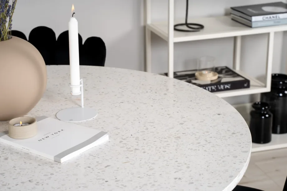 Razzia ümmargune valge terrazzo söögilaud ja mustad sametist toolid Limhamn, GR19214 – 4