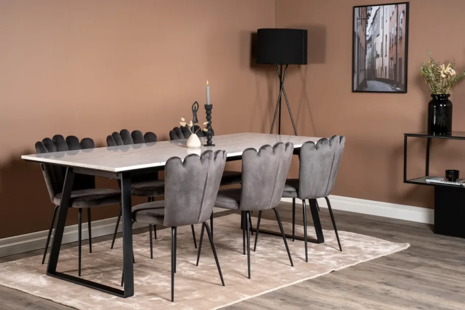 Valgest marmorist Estelle söögilaud mustade jalgadega ja hallid sametist Limhamni toolid, GR19240 – 6