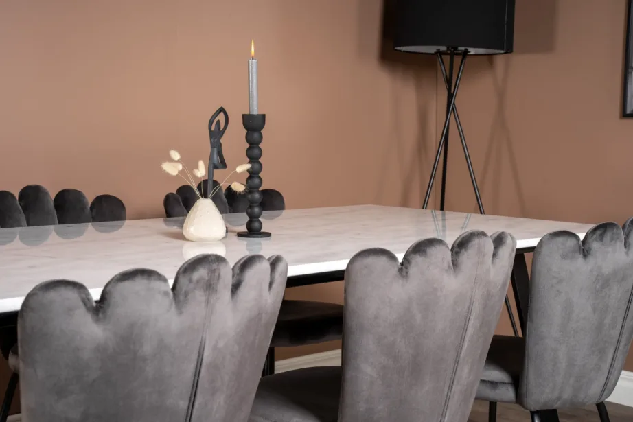 Valgest marmorist Estelle söögilaud mustade jalgadega ja hallid sametist Limhamni toolid, GR19240 – 7