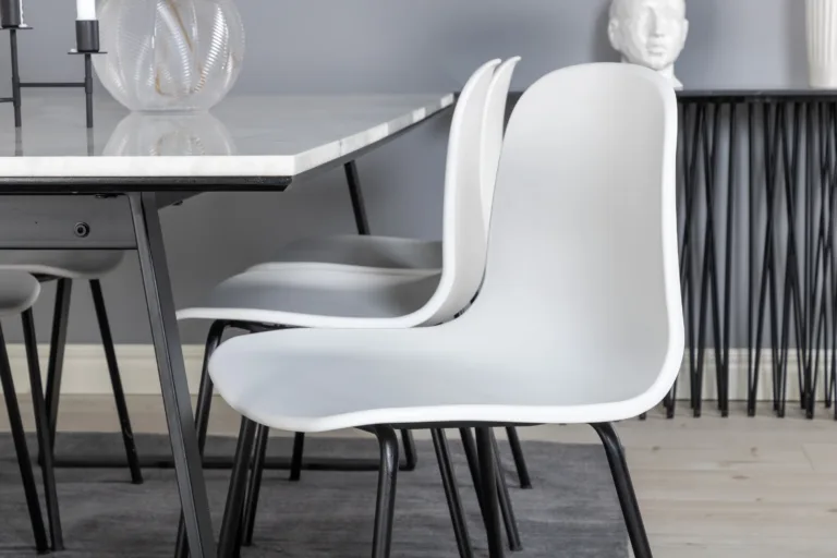 Valgest marmorist Estelle söögilaud ja Arctic valged söögitoolid mustade jalgadega, 200×90 cm - GR20383