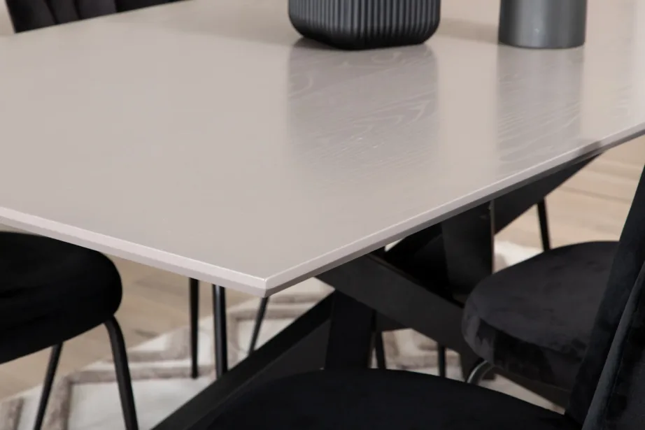 Piazza ristkülikukujuline söögilauakomplekt musta raamiga ja Limhamn velvetist toolid, GR22264 – 9