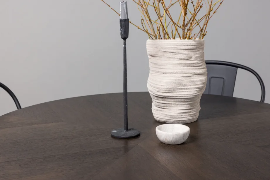 Copenhagen ümmargune söögilaud mokkavärvi MDF-ist (must metalljalg) ja mustad metallist Tempe toolid, GR23208 – 10