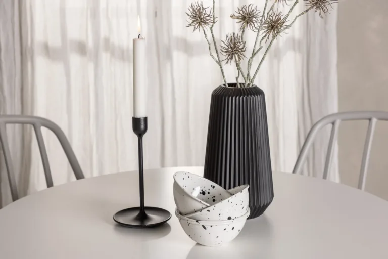 Ümmargune söögilaud Hamden ja 4 hallikasbeeži tooliga Dyrön (valge MDF, ø80 cm) - GR23446