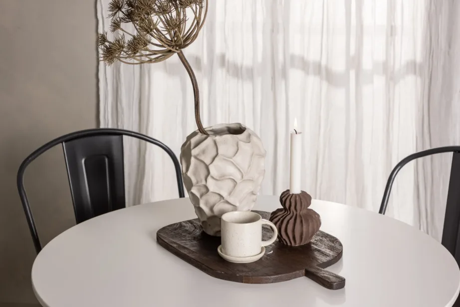 Hamiltoni ümmargune valge söögilauakomplekt: Hamden MDF laud ja 4 tumehalli Tempe tooli (pähklivärvi iste), GR23453 – 10