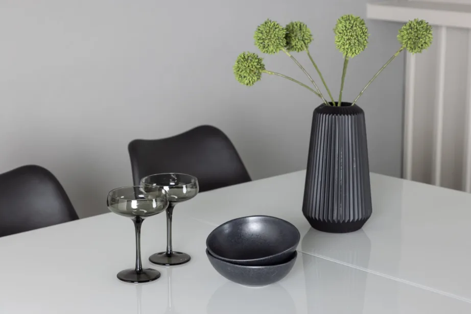 Pikendatav valge söögilaud Pluto koos mustade Zeno toolidega (MDF, klaasplaat), GR23602 – 7