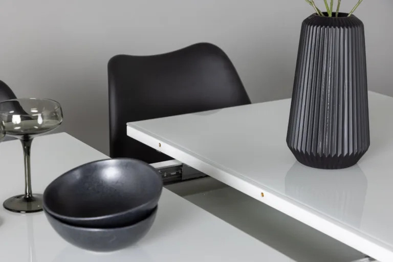 Pikendatav valge söögilaud Pluto koos mustade Zeno toolidega (MDF, klaasplaat) - GR23602
