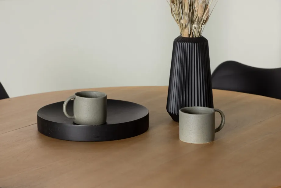 Ümmargune söögilauakomplekt Yakidon (tammelaadne MDF, kummipuu) ja mustad polüpropüleenist Zeno toolid, GR23878 – 6