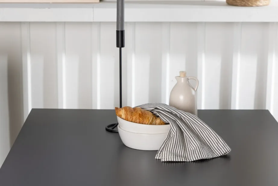 Must ruudukujuline söögilaud Tempe valgete kunstnahast toolidega Pastill, GR23892 – 10