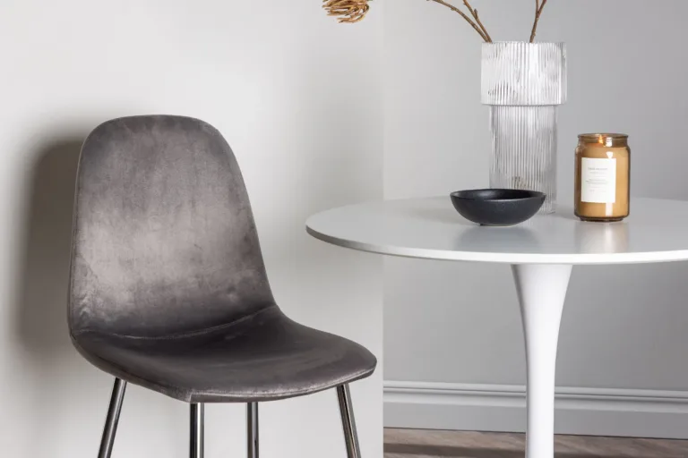 Ümmargune söögilauakomplekt Hamden helehallide velvettoolidega Eva - GR23913