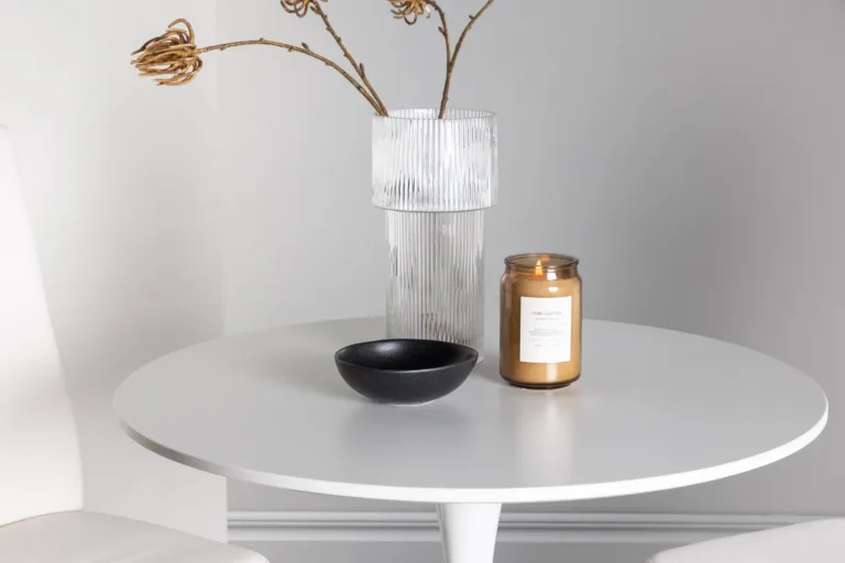 Ümmargune valge söögilauakomplekt Hamden kahe Pastill tooliga (MDF, kunstnahk, Ø60 cm) - GR23915