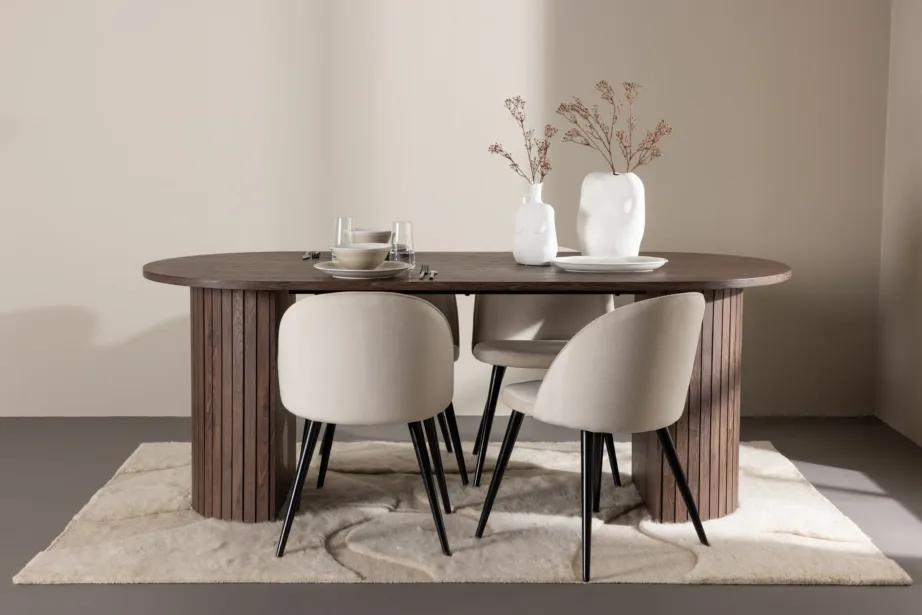 Mokkavärvi ovaalne söögilaud Härön ja beežid sametpolsterdatud söögitoolid, GR24512 – 8