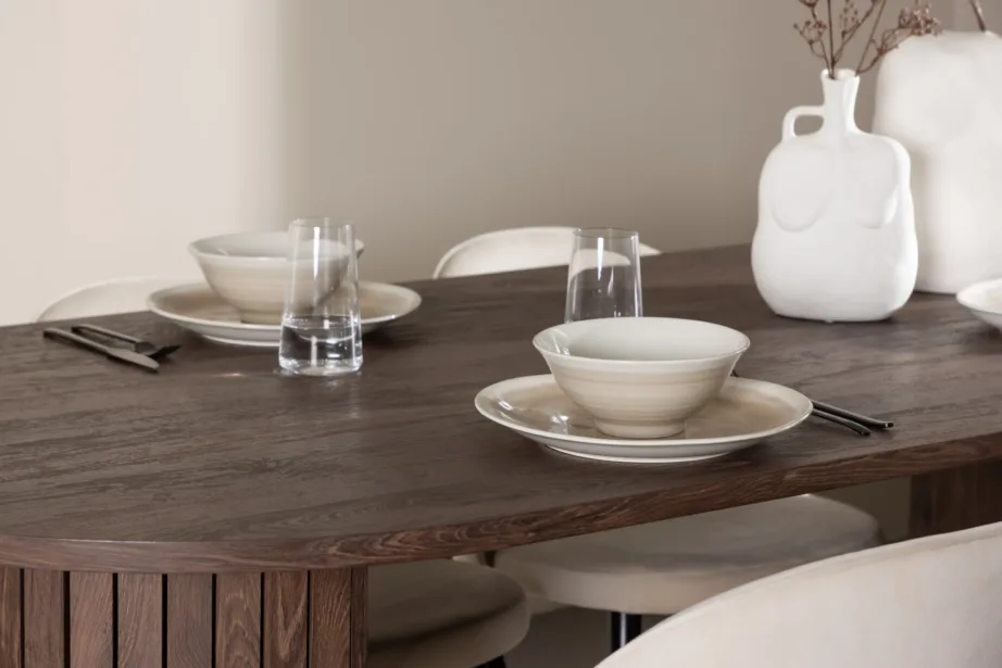 Mokkavärvi ovaalne söögilaud Härön ja beežid sametpolsterdatud söögitoolid, GR24512 – 10