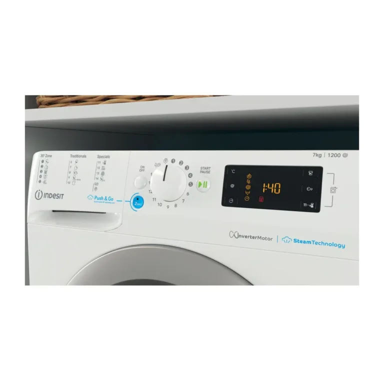 Indesit pesumasin avatud uksega koduses pesuruumis
