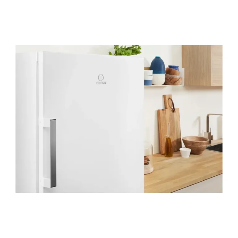 Indesit SI6 2 W valge külmik moodsas köögis