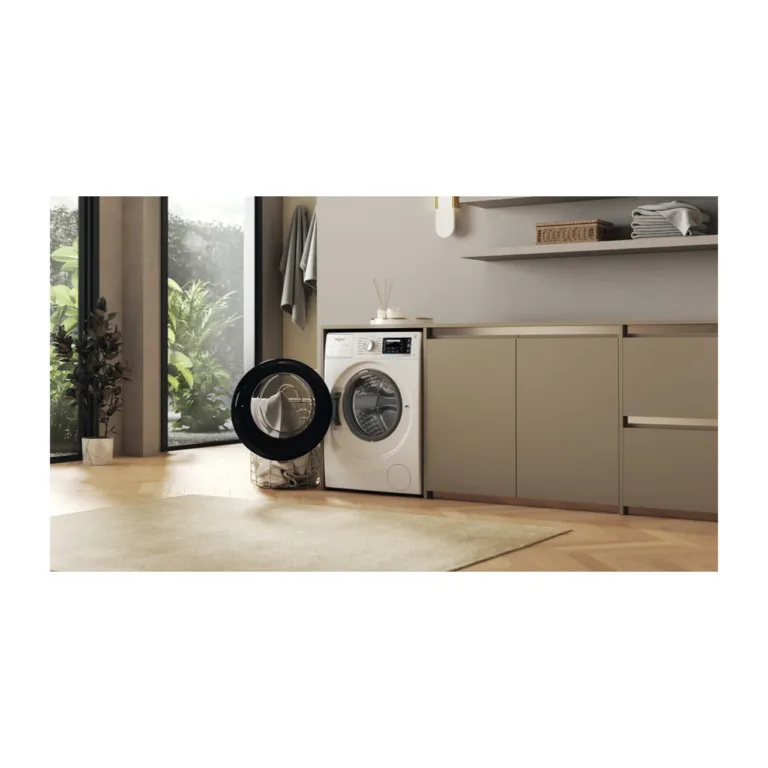 Whirlpool valge pesumasin kaasaegses vannitoas integreeritult