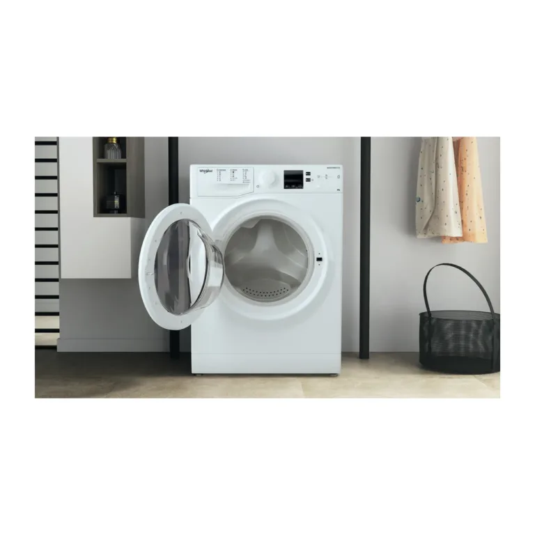 Whirlpool valge pesumasin paigaldatult modernses vannitoas