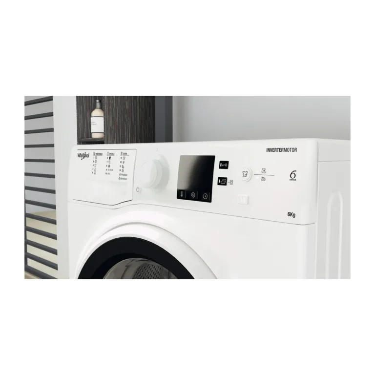 Whirlpool pesumasin avatud uksega paigaldatult vannitoas