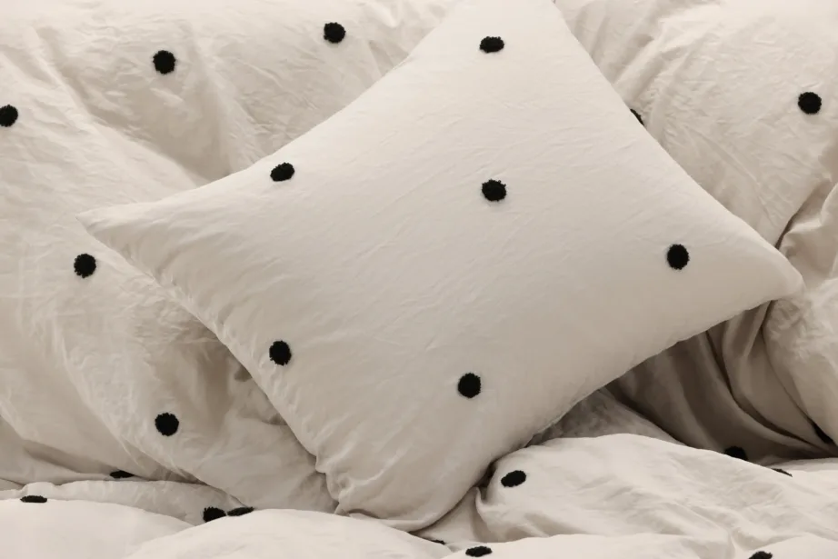 Helehall mikrokiust voodipesukomplekt Loke mustade tuftdetailidega, 16011-502 – 4