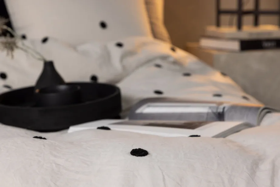 Helehall mikrokiust voodipesukomplekt Loke mustade tuftdetailidega, 16011-502 – 6